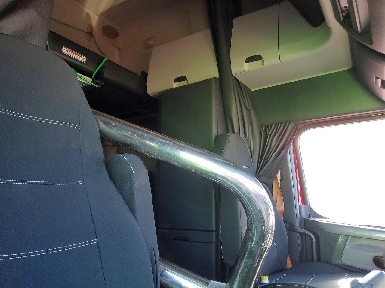 2018 Freigliner 2018 Freightliner Cascadia 126 Semi Truck