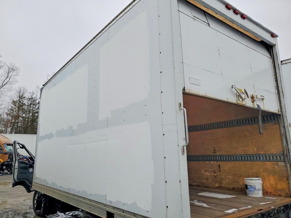 2017 Isuzu NRR BOX Truck