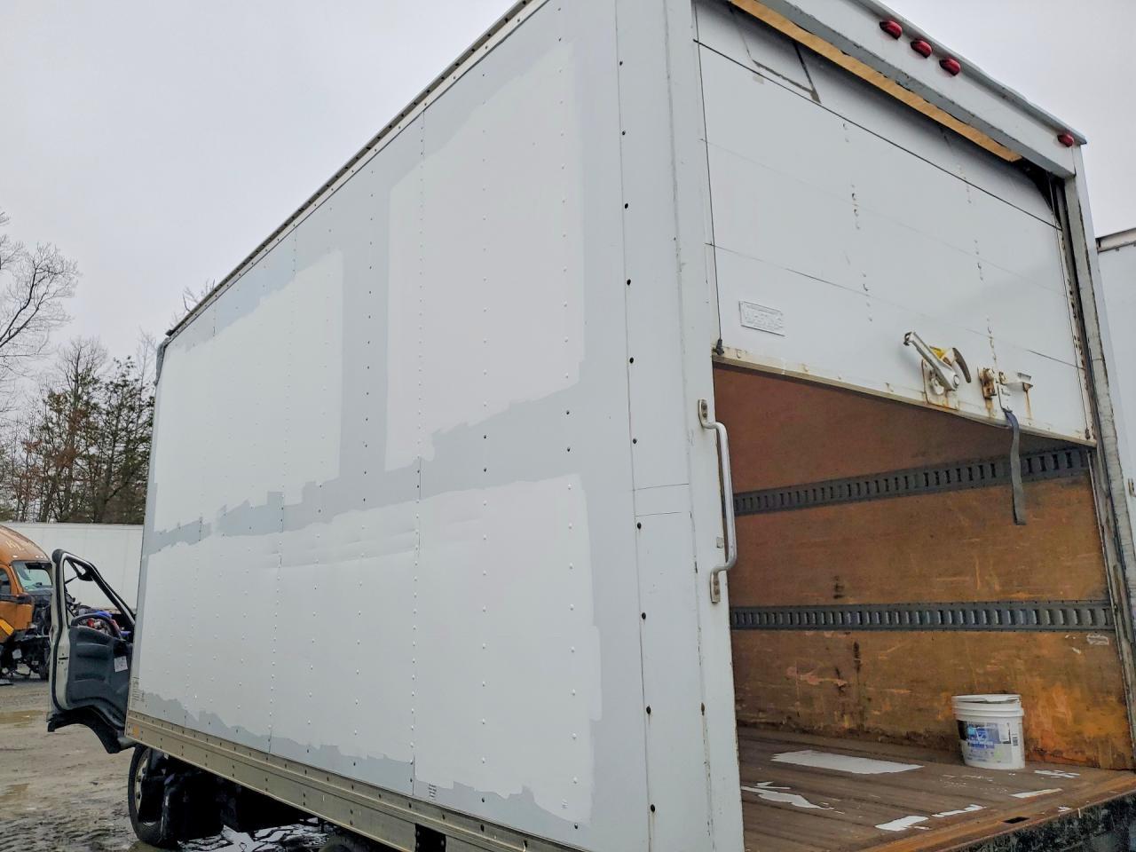 2017 Isuzu NRR BOX Truck
