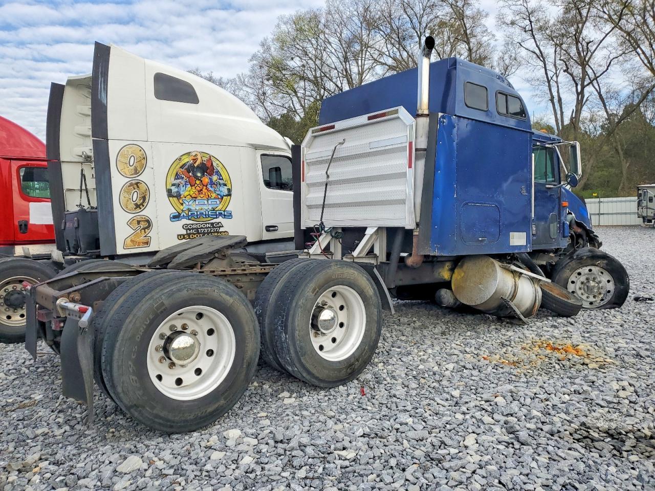 2000 International 9200 Semi Truck
