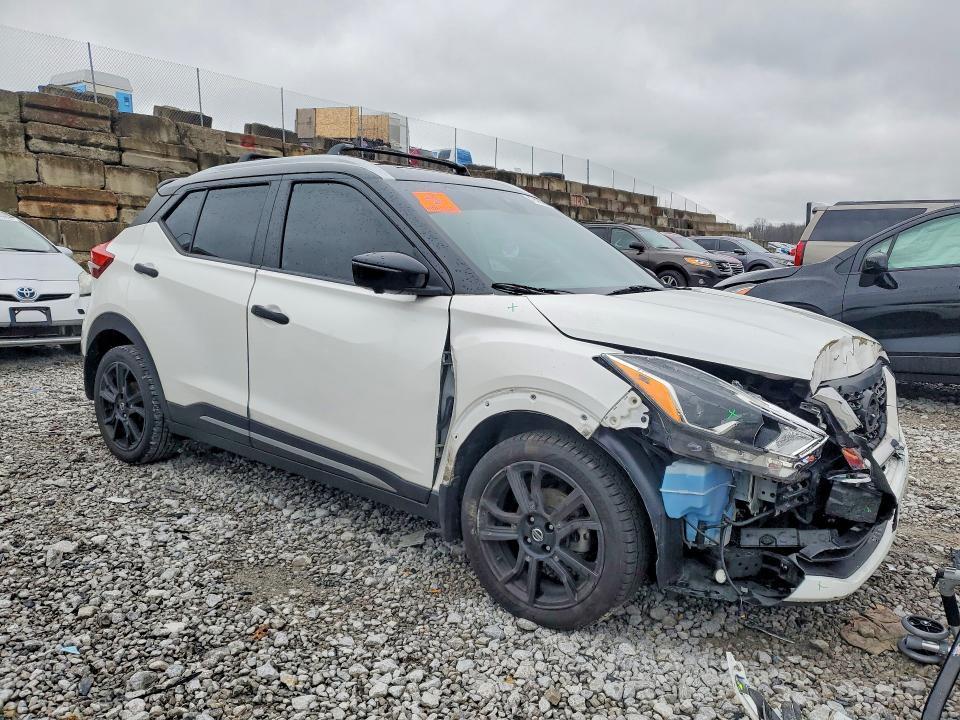 2020 Nissan Kicks sr