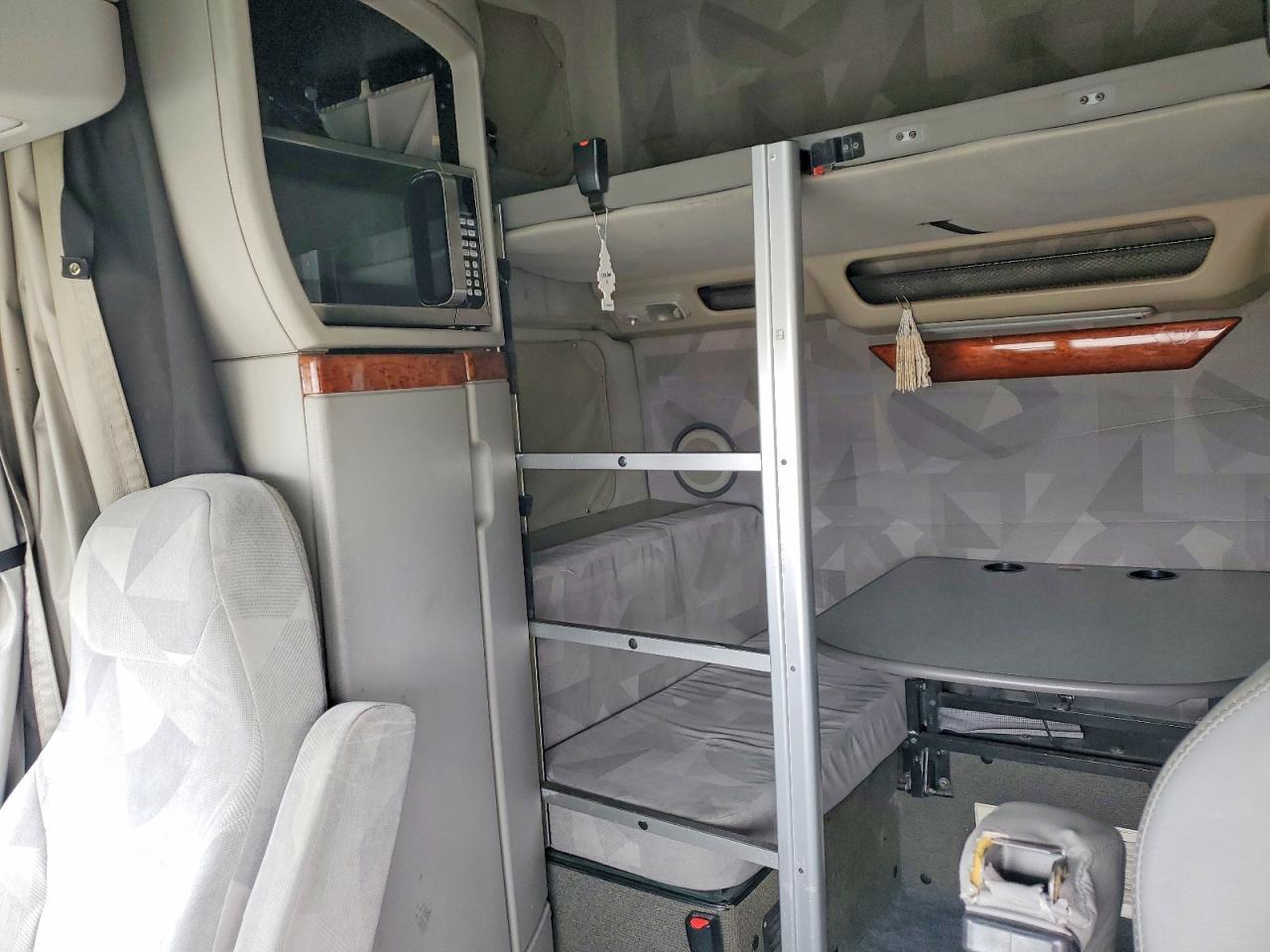 2007 Volvo VNL Semi Truck