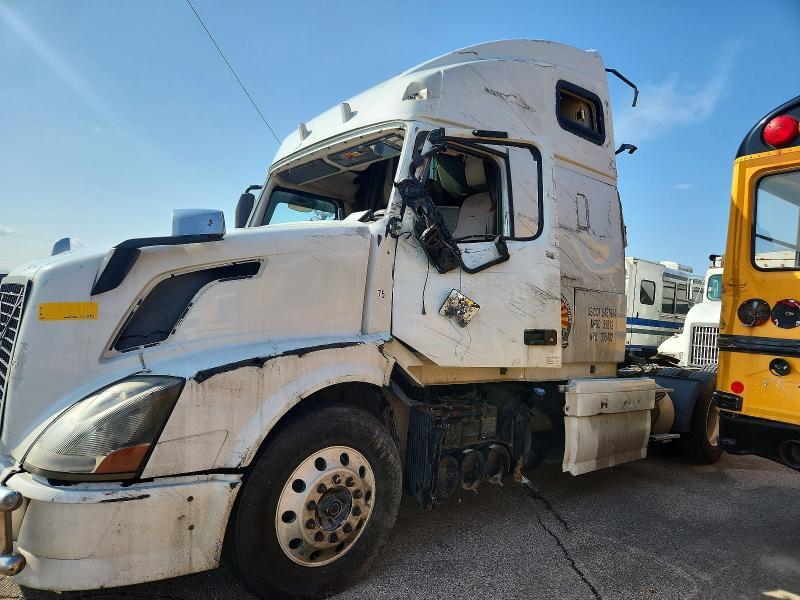 2014 Volv O VNL Semi Truck