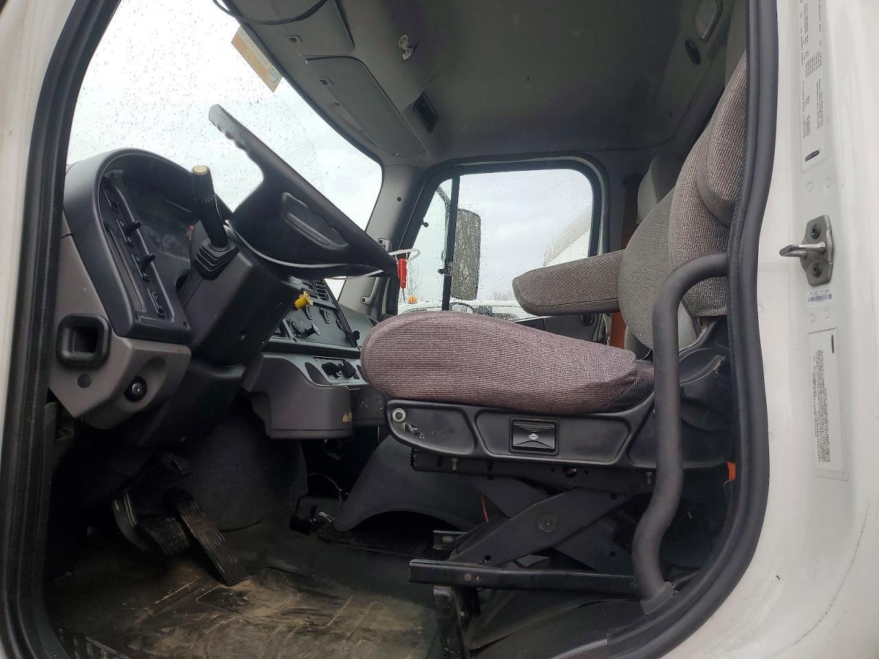 2016 Freigliner 2016 Freightliner Business Class M2 Refrigerated B