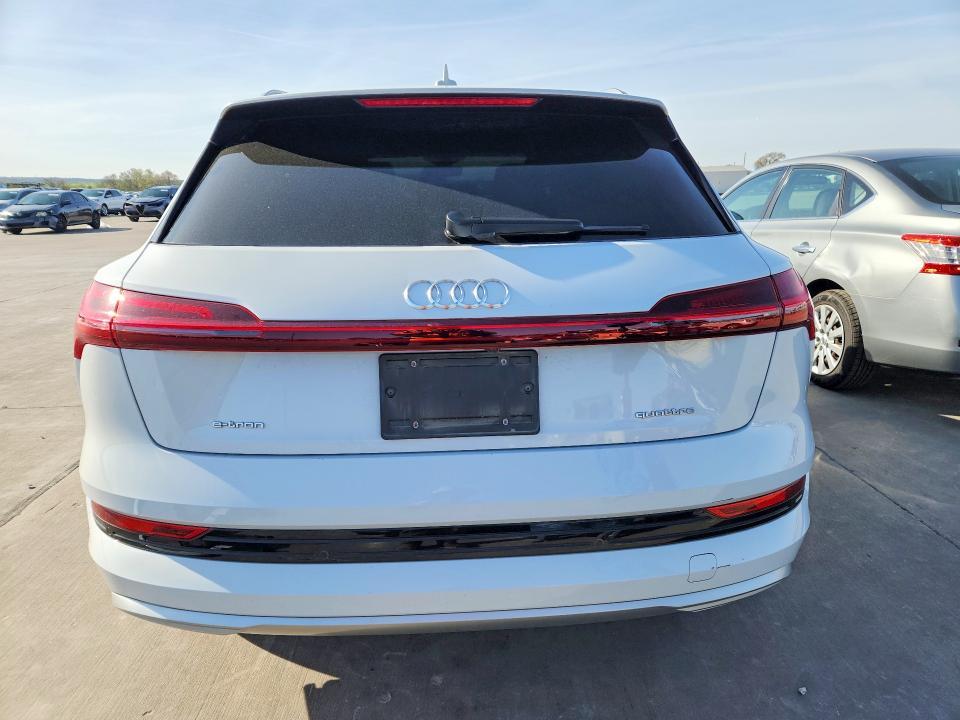 2022 Audi E-tron Premium Plus