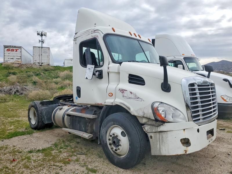 2016 Freigliner 2016 Freightliner Cascadia 113 Semi Truck