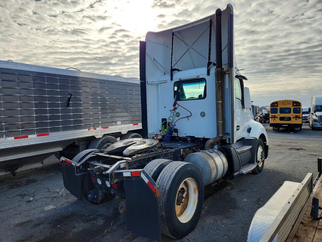 2016 Kenworth T680 Semi Truck