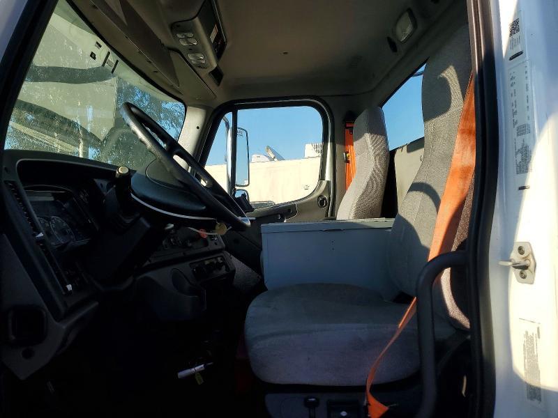 2019 Freightliner Business Class M2 Semi Truck