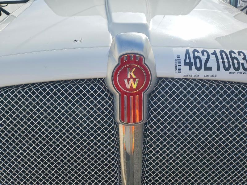 2016 Kenworth T330 Semi Truck