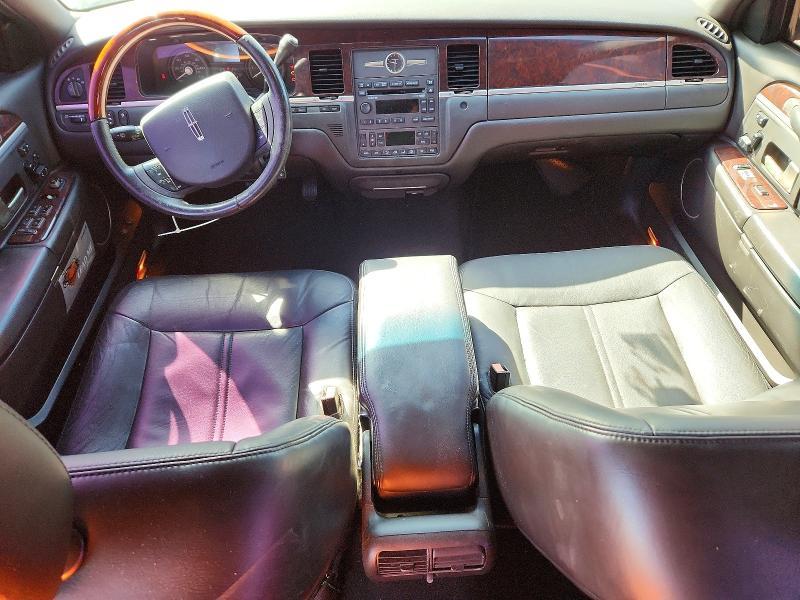 2008 Lincoln Town car Signature Limited