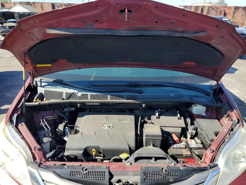 2012 Toyota Sienna xle 8-passenger