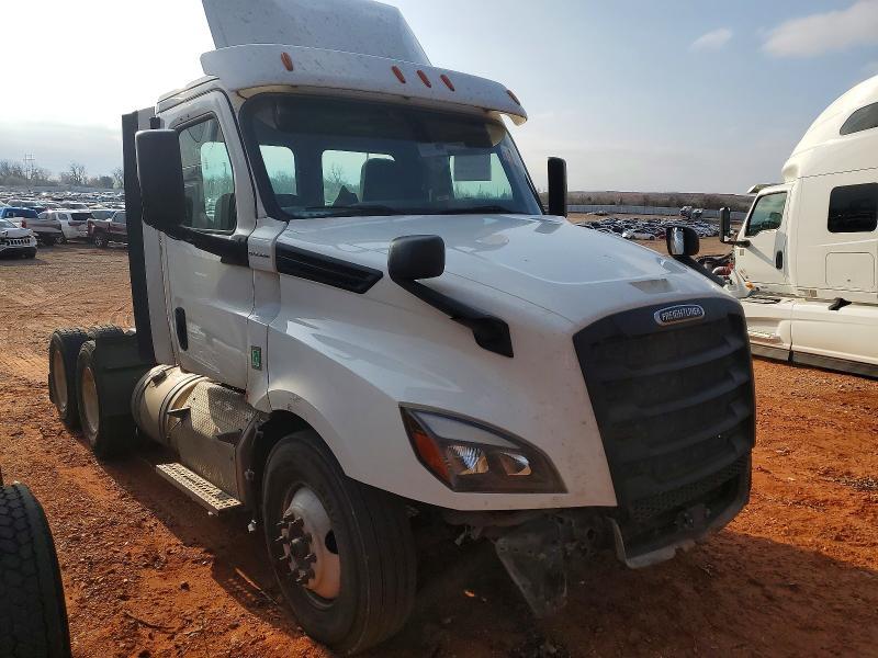 2020 Freigliner 2020 Freightliner Cascadia 126 Semi Truck