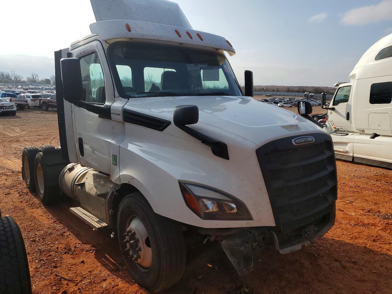 2020 Freigliner 2020 Freightliner Cascadia 126 Semi Truck