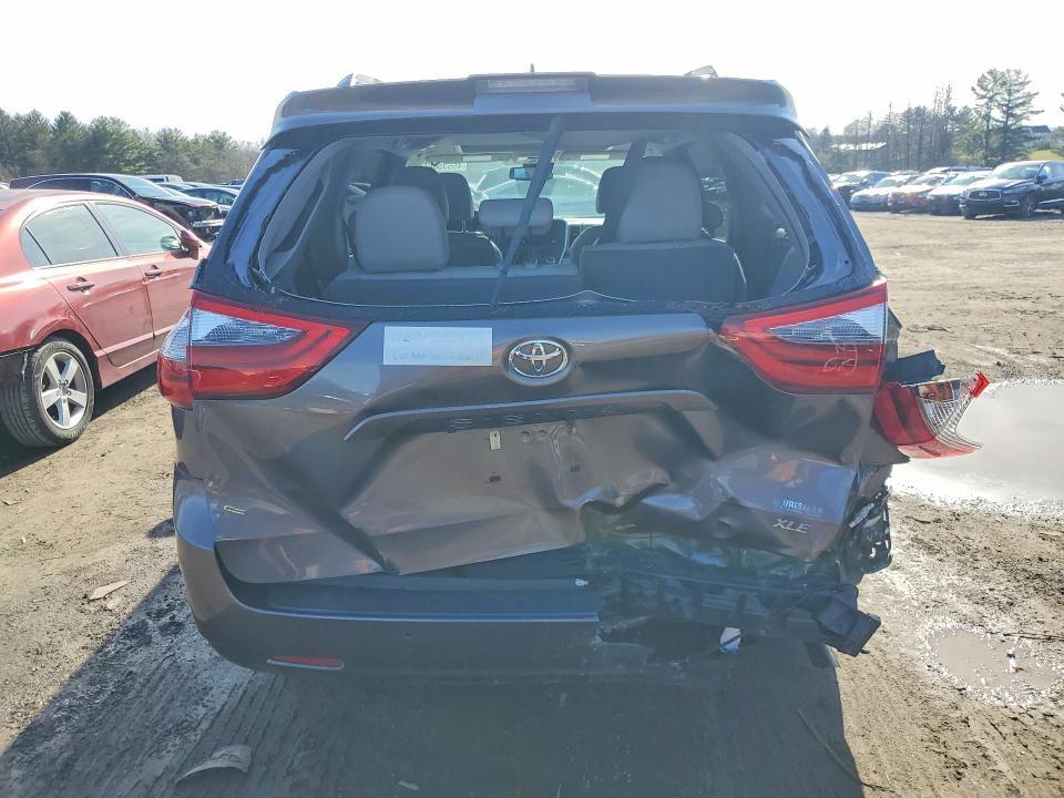 2020 Toyota Sienna xle 8-passenger