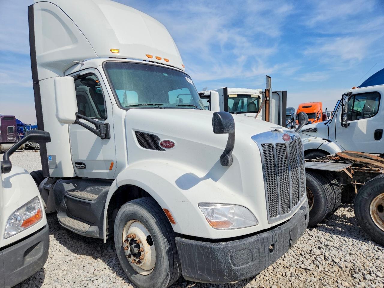 2017 Peterbilt 579 Semi Truck