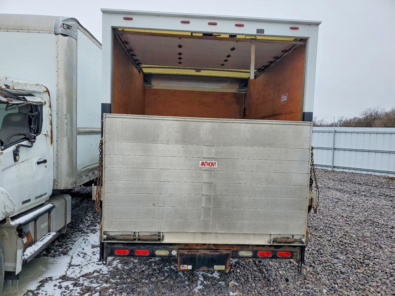 2016 Isuzu NPR BOX Truck