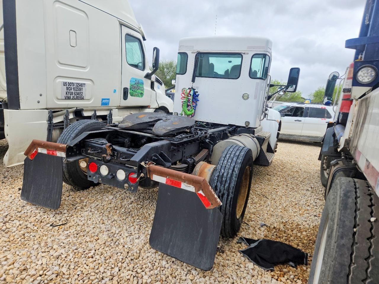2015 Kenworth T300 Semi Truck
