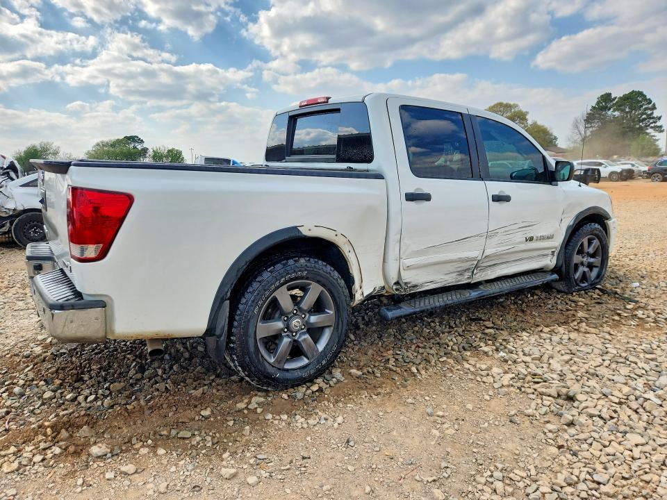 2015 Nissan Titan sv