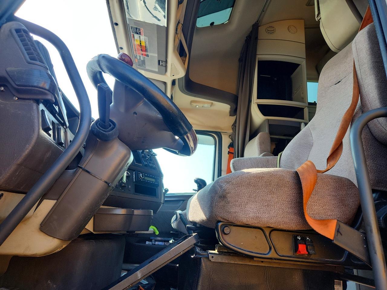 2014 Volv O VNL Semi Truck