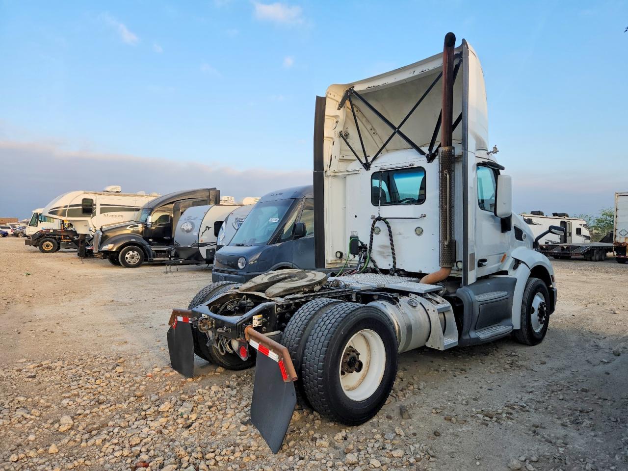 2017 Peterbilt 579 Semi Truck