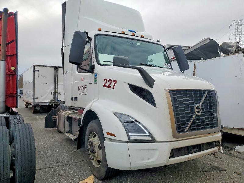 2022 Volvo VNR Semi Truck