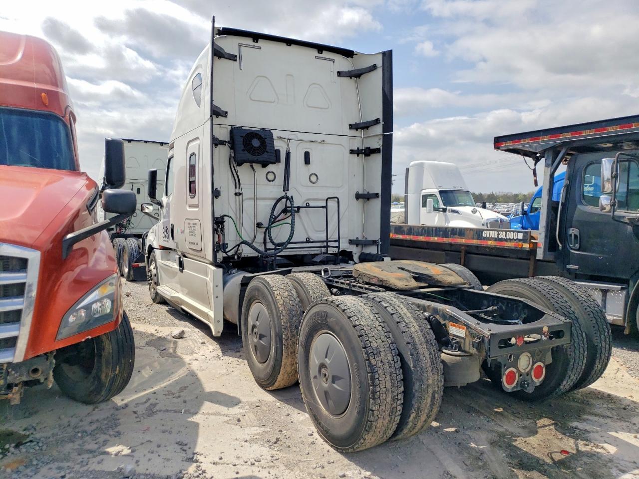 2020 Freigliner 2020 Freightliner Cascadia 126 Semi Truck