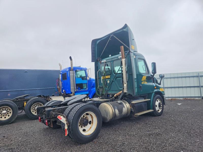 2018 Freigliner 2018 Freightliner Cascadia 113 Semi Truck