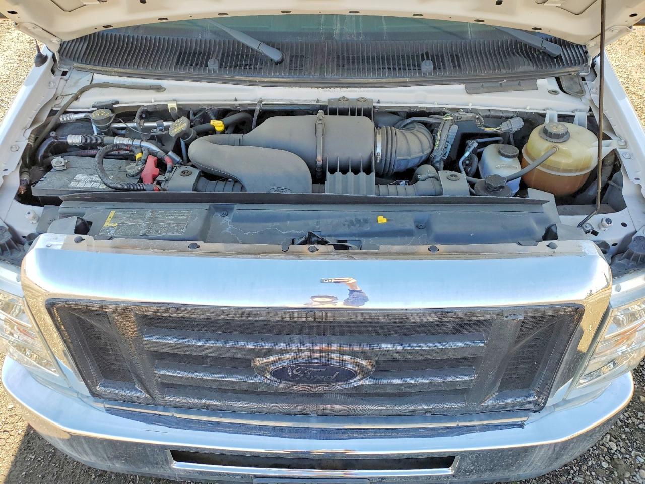 2013 Ford Econoline E450 Super Duty Cutaway Van