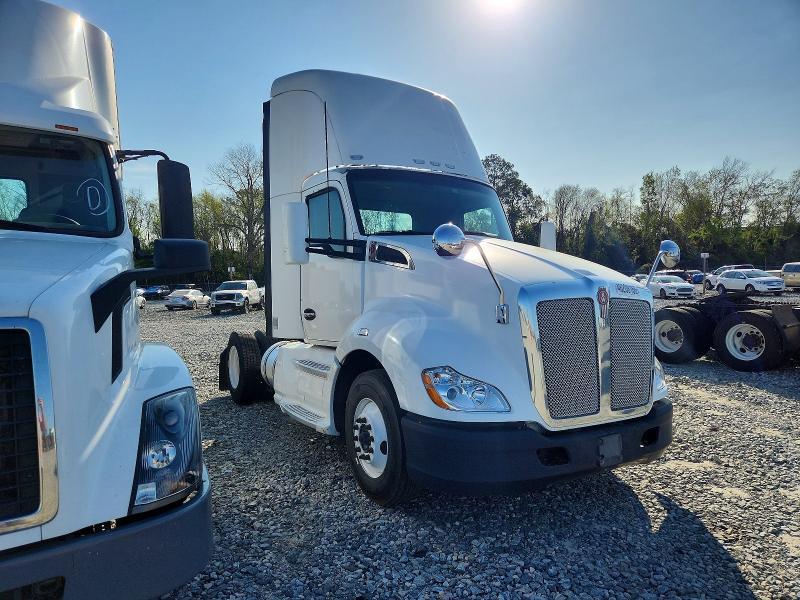 2015 Kenworth T680 Semi Truck