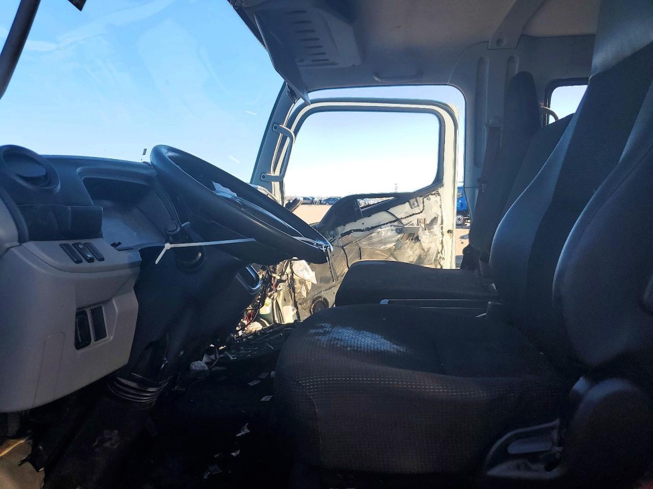 2019 Mitsubishi FE160 BOX Truck