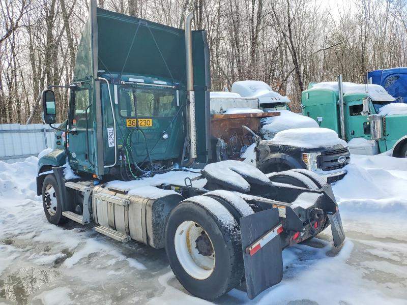 2017 Mack CXU613 Semi Truck