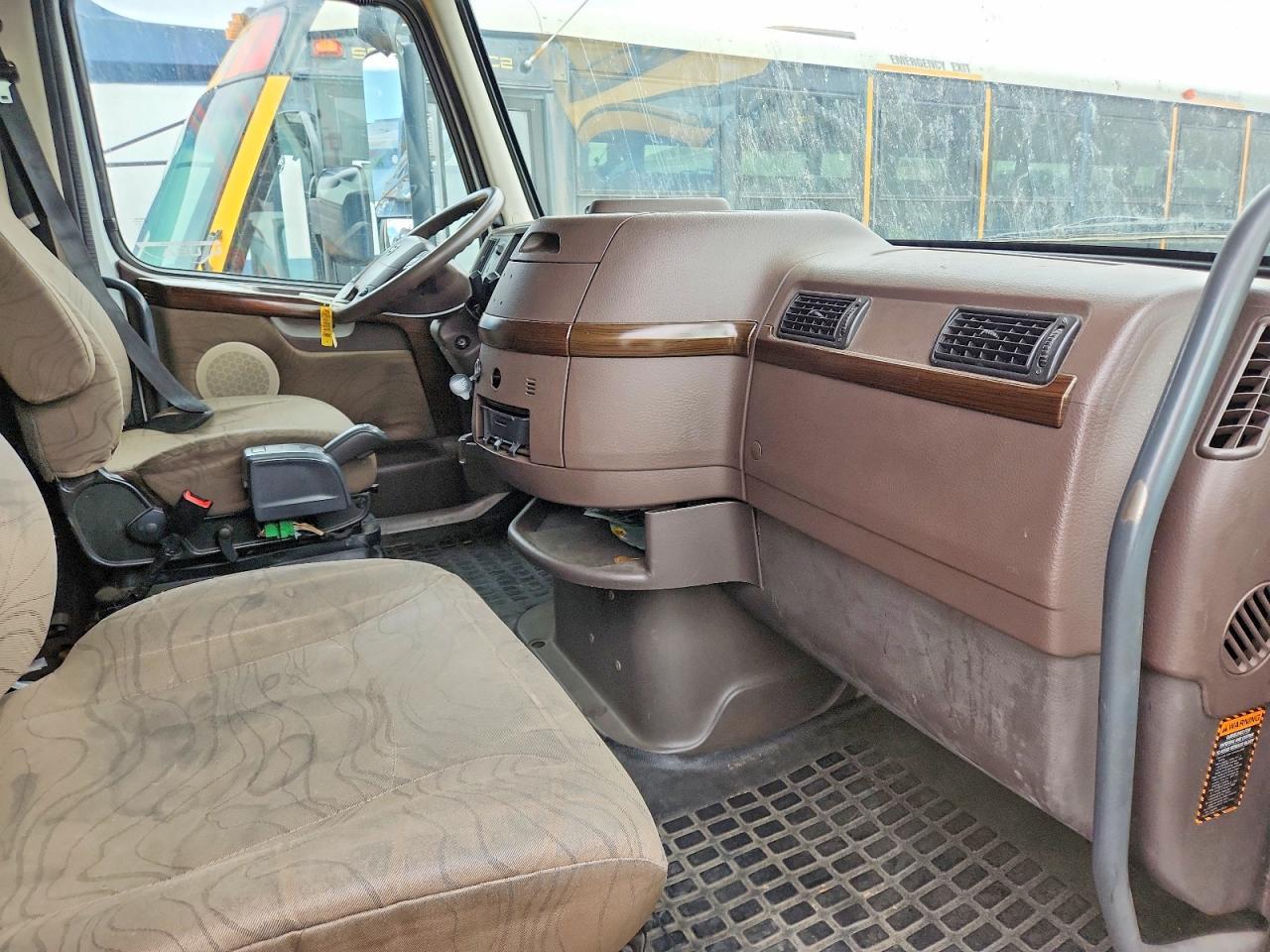 2015 Volv O VNL Semi Truck