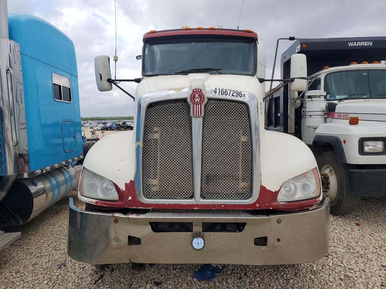 2010 Kenworth T660 Semi Truck