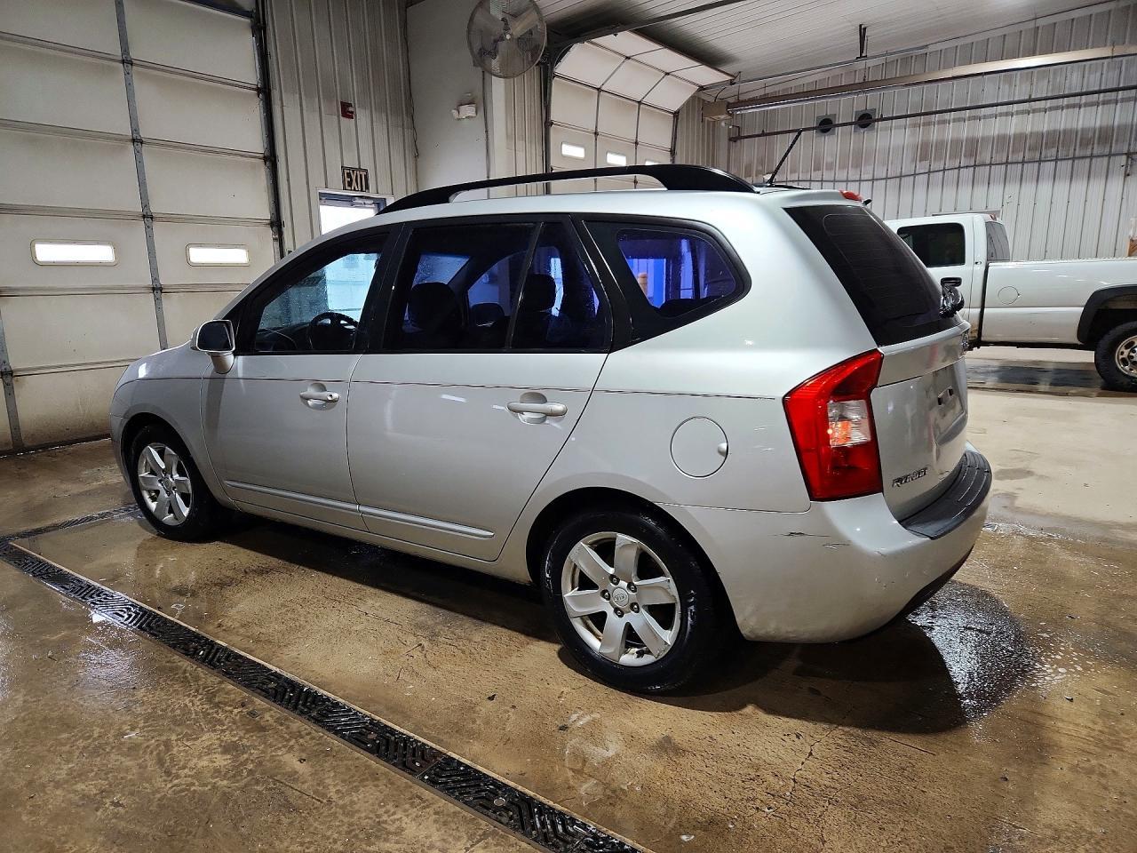 2009 KIA Rondo Base