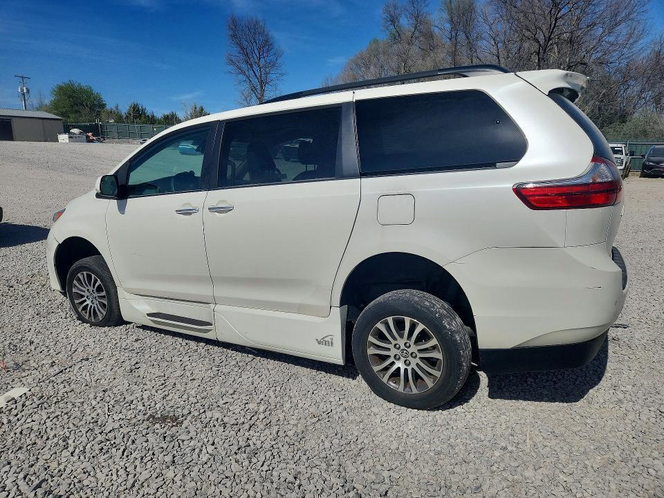 2020 Toyota Sienna xle 8-passenger