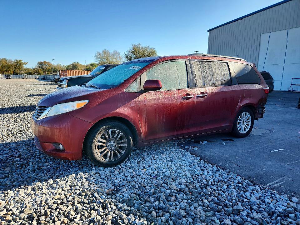 2016 Toyota Sienna xle 8-passenger