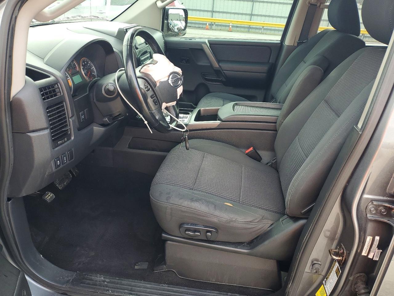 2014 Nissan Titan SV