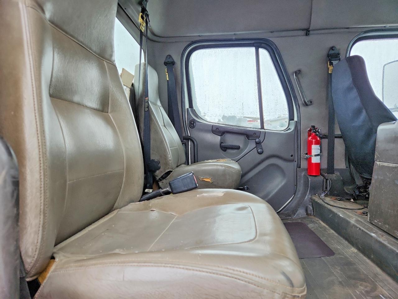 2005 Freightliner Business Class M2 Flatbed Truck