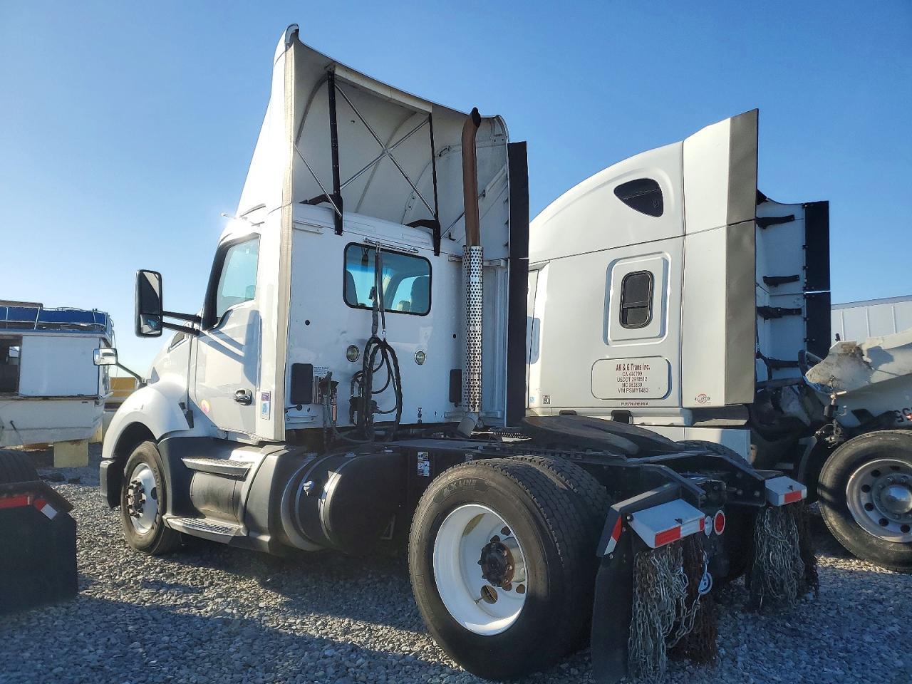 2016 Kenworth T680 Semi Truck