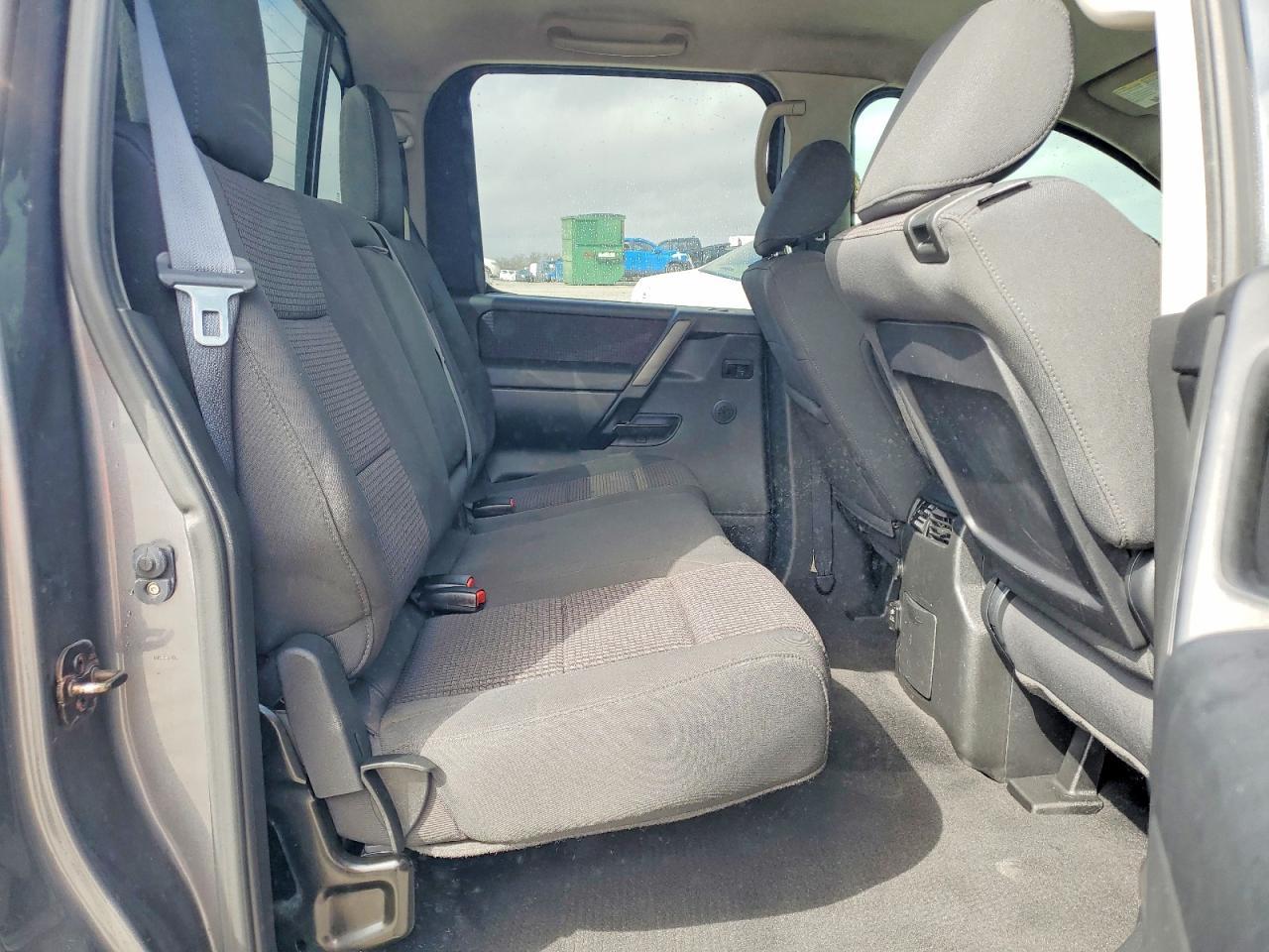 2014 Nissan Titan SV