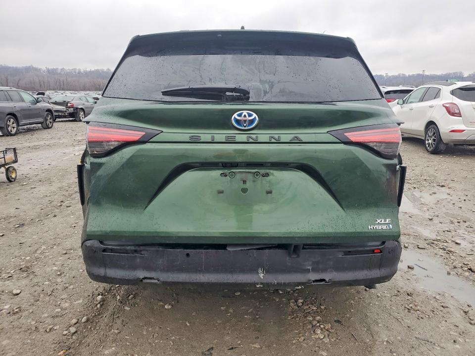 2022 Toyota Sienna xle 8-passenger