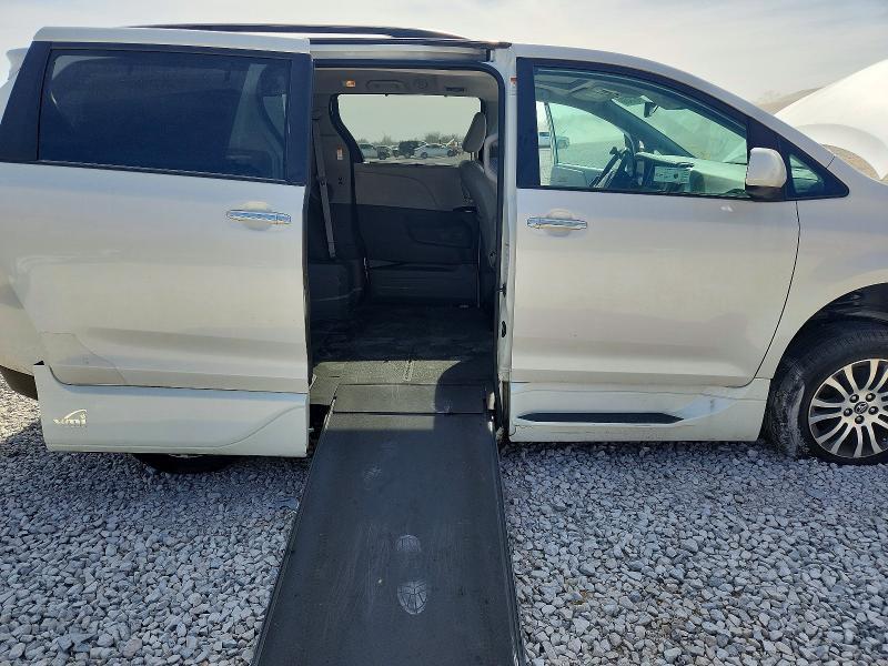 2020 Toyota Sienna xle 8-passenger