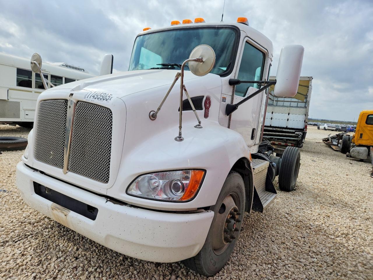 2015 Kenworth T300 Semi Truck