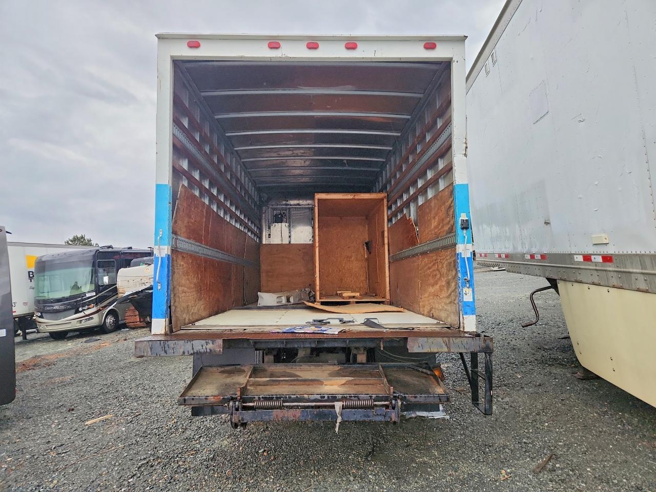 2017 Isuzu NRR BOX Truck
