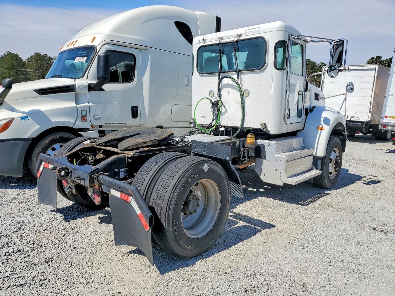 2016 Peterbilt 382 Semi Truck
