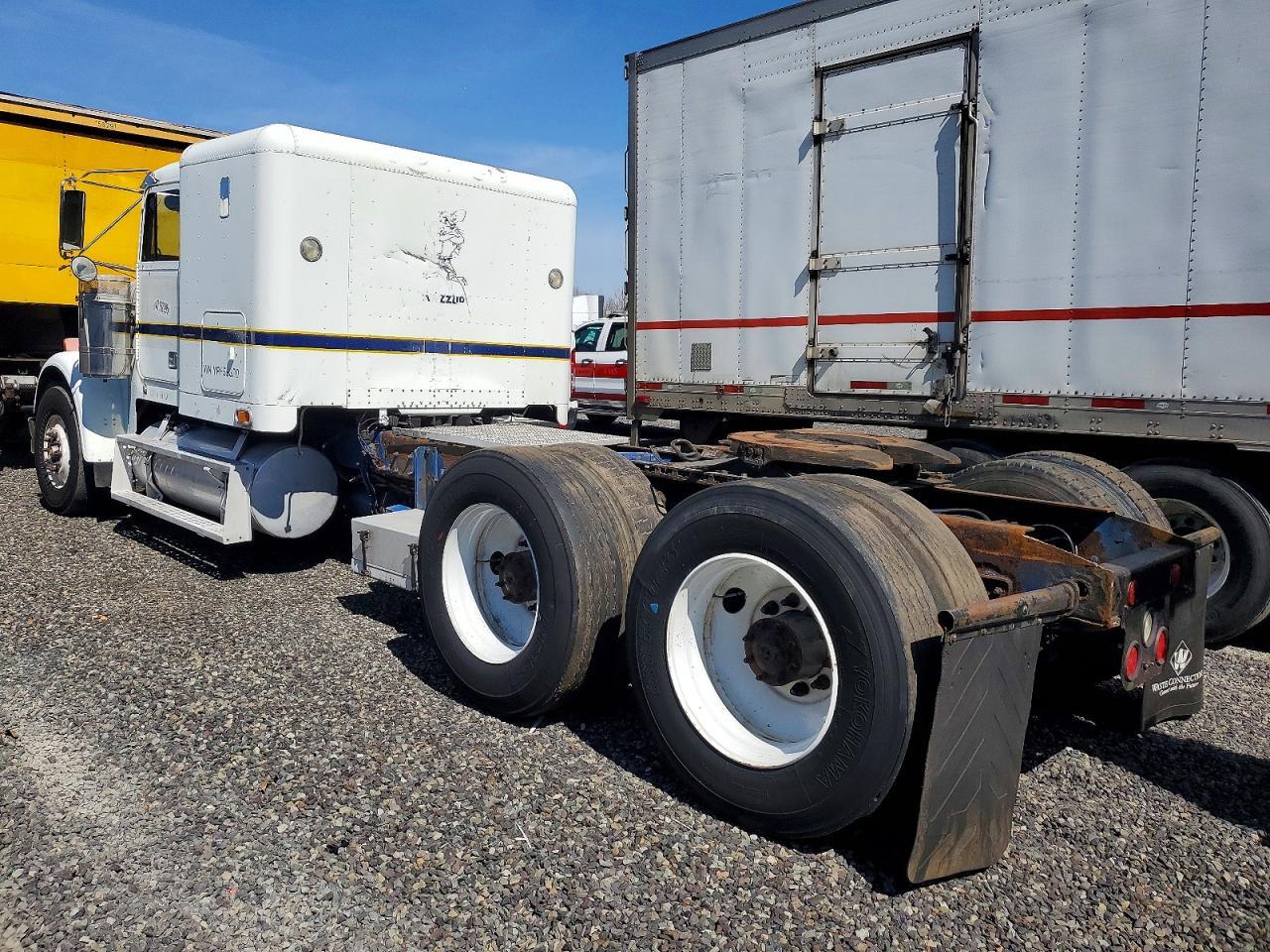 2000 Freigliner 2000 Freightliner Long Convention Semi Truck