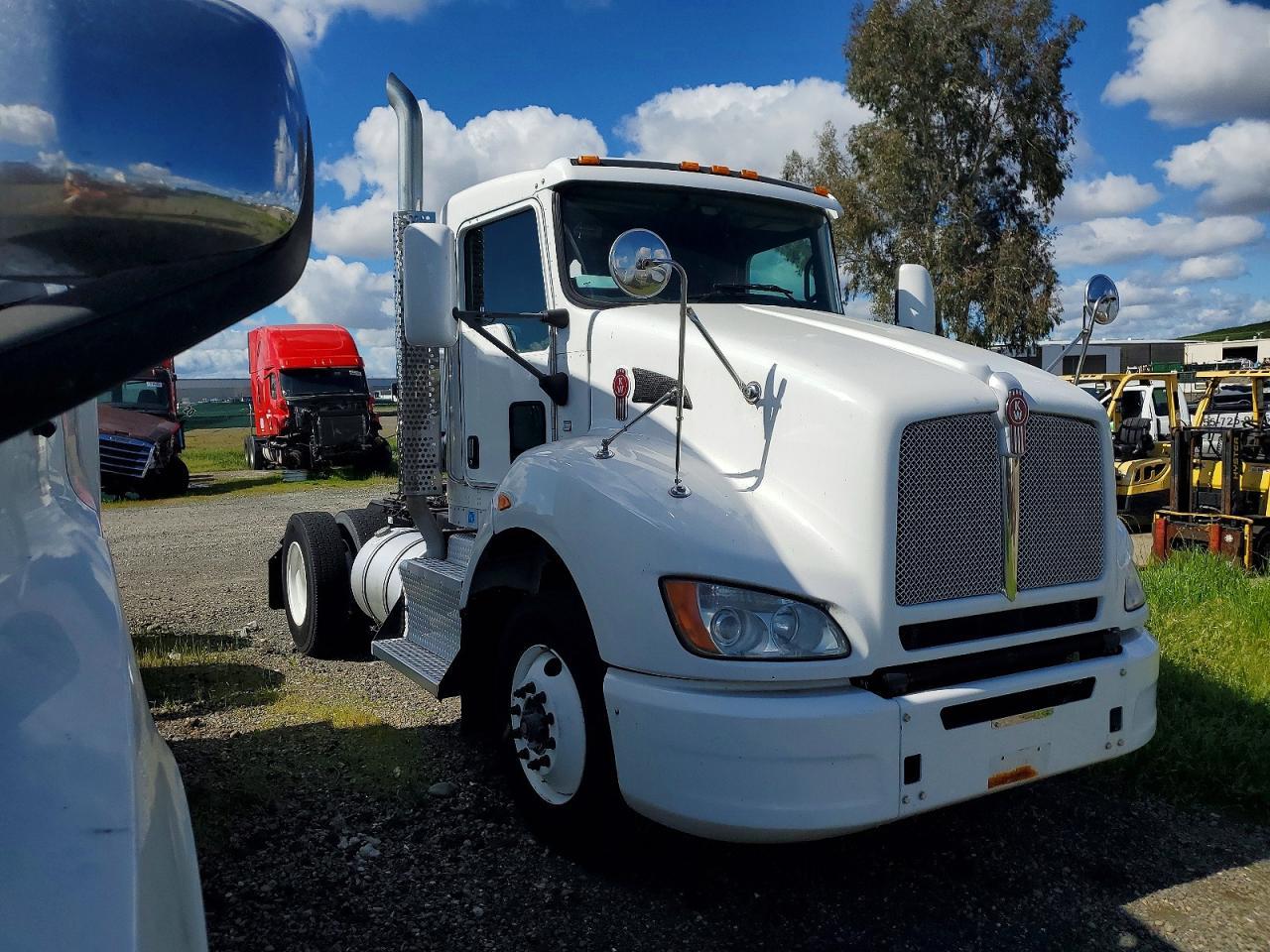 2015 Kenworth T400  Semi Truck