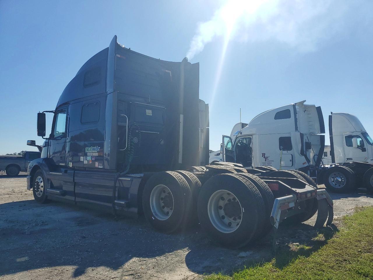 2016 Volvo VNL Semi Truck