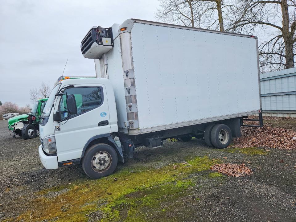 2009 Mitsubishi FE85D Refrigerated BOX Truck