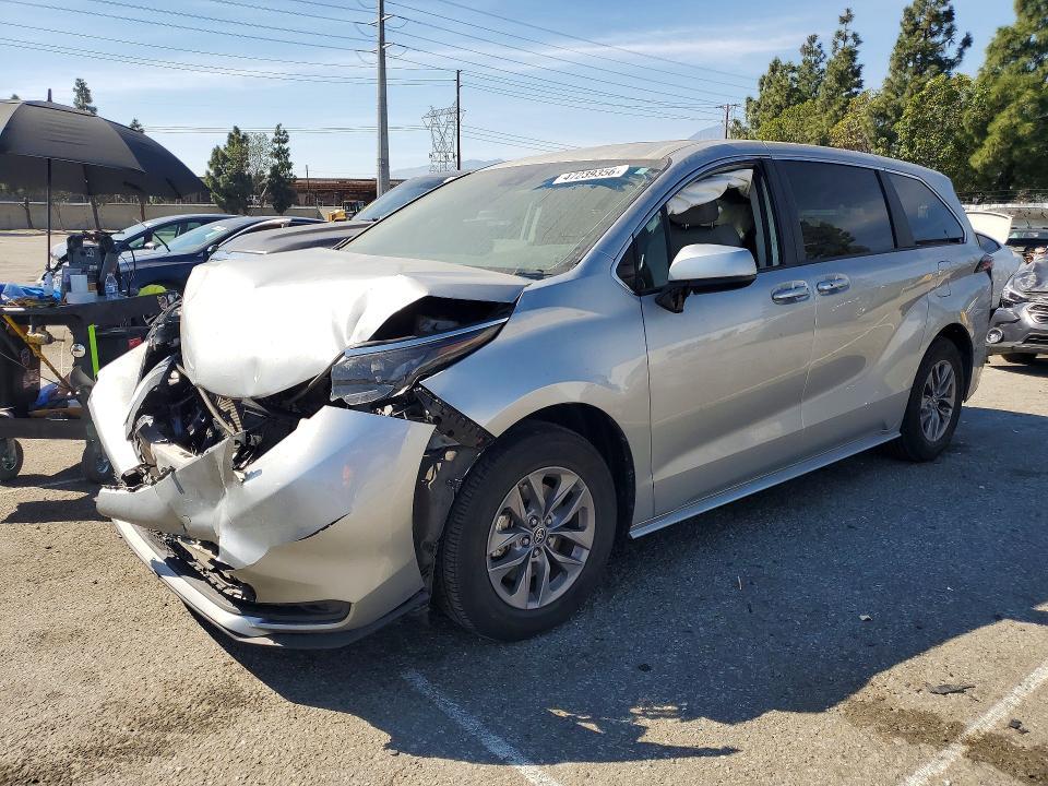 2024 Toyota Sienna le 8-passenger
